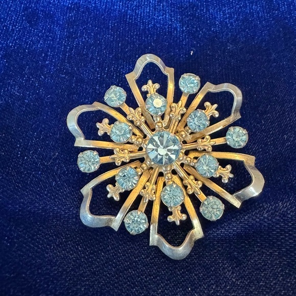 Vintage Jewelry - Ice blue Rhinestone Vintage Snowflake Brooch Riveted Back Dog Tooth Prongs